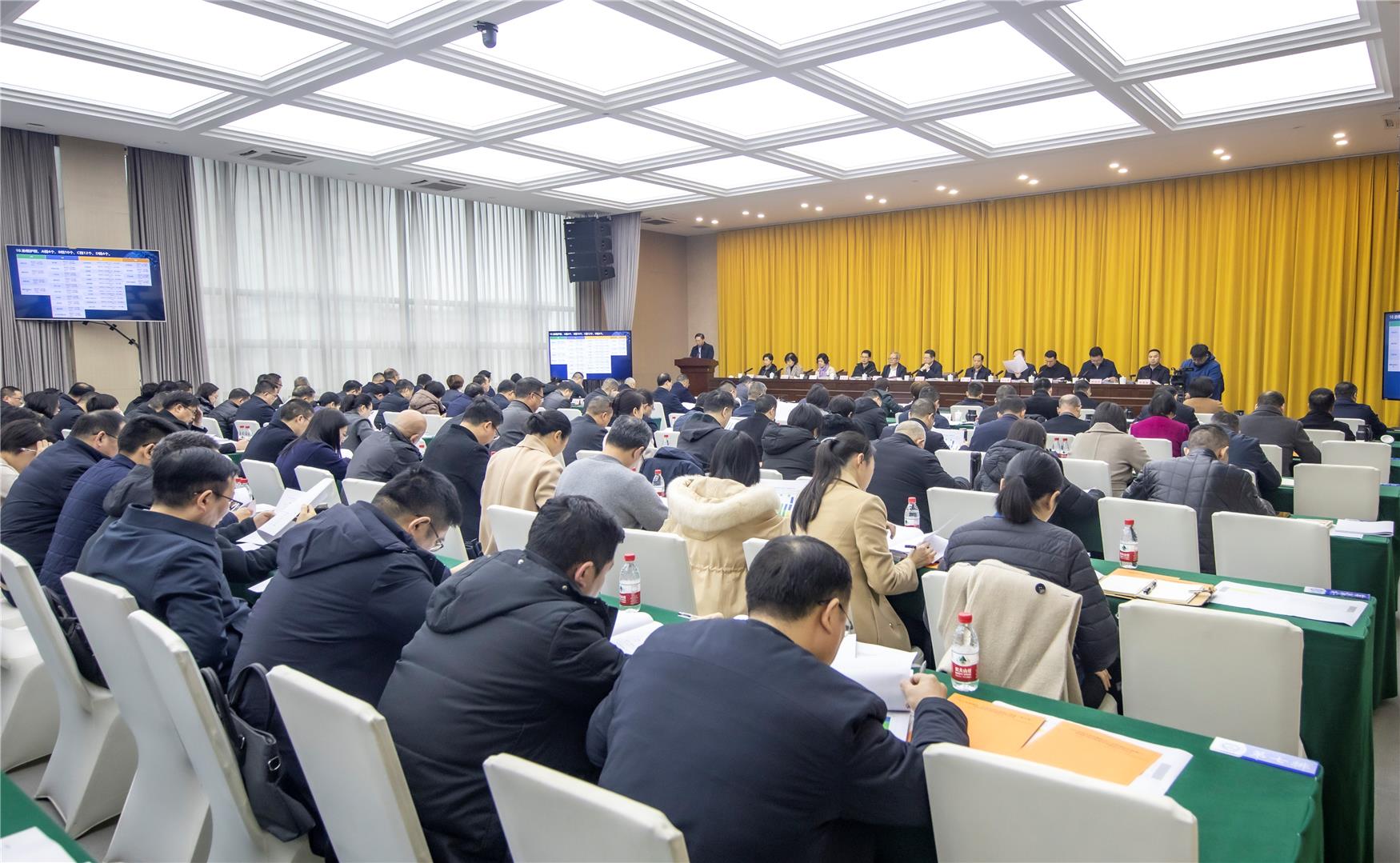 何友生：突出“强党建、拼经济、抓落实”主题 奋力交出经济社会发展高分答卷