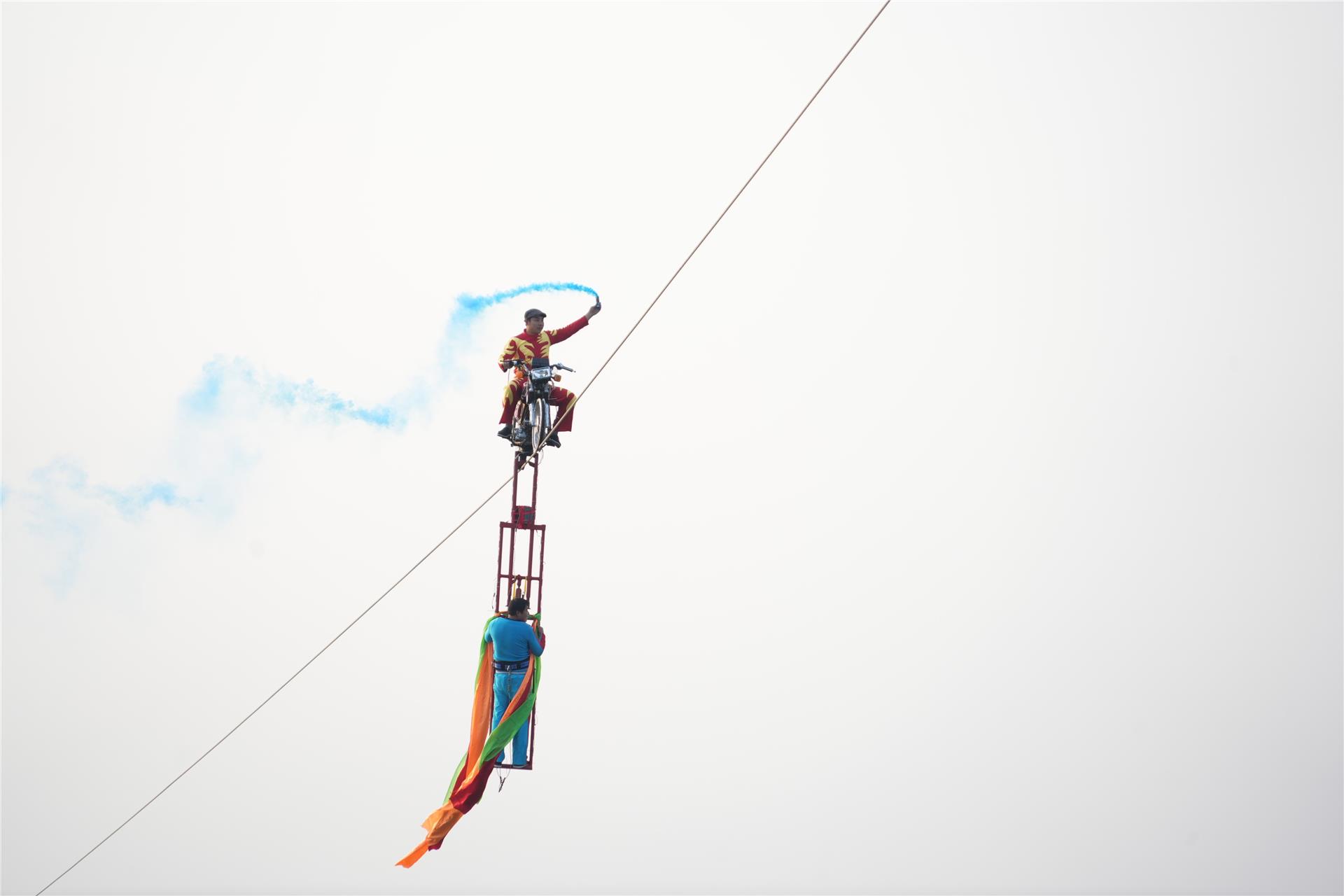 高空走钢丝 涪江两岸上演"步步惊心"