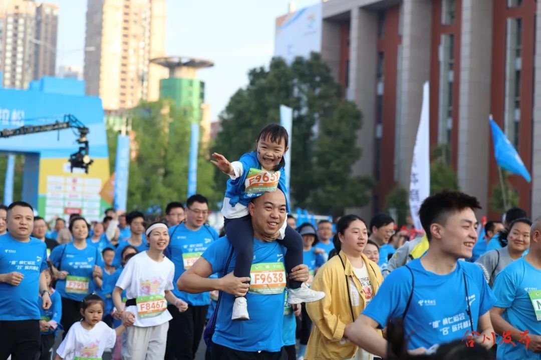 迎朝阳伴晨风大众健康跑跑出健康与快乐