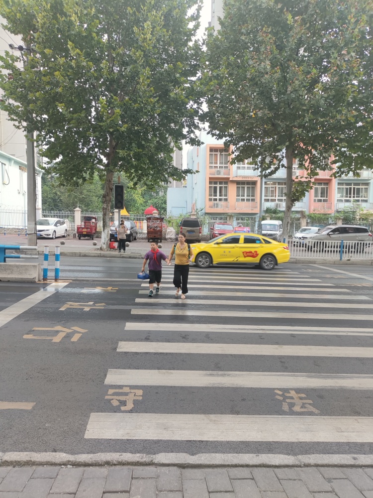 早上7点45都还没开红绿灯,学生行人早高峰过马路非常不安全